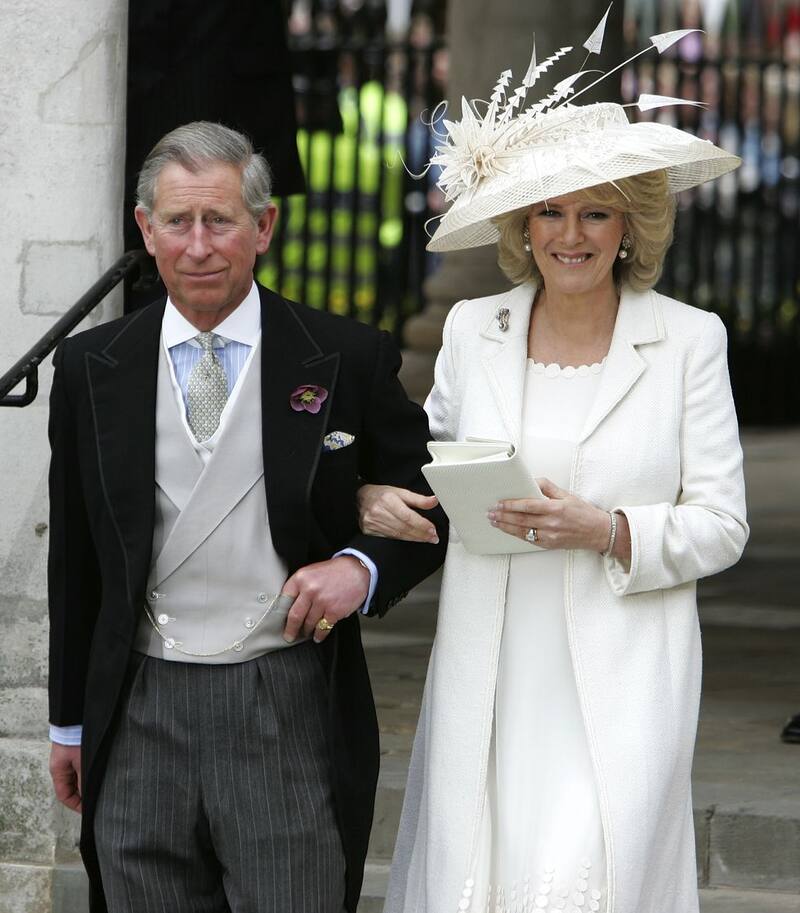 Charles y Camilla saliendo de la ceremonia civil en el Guildhall de Windsor, donde se casaron legalmente.