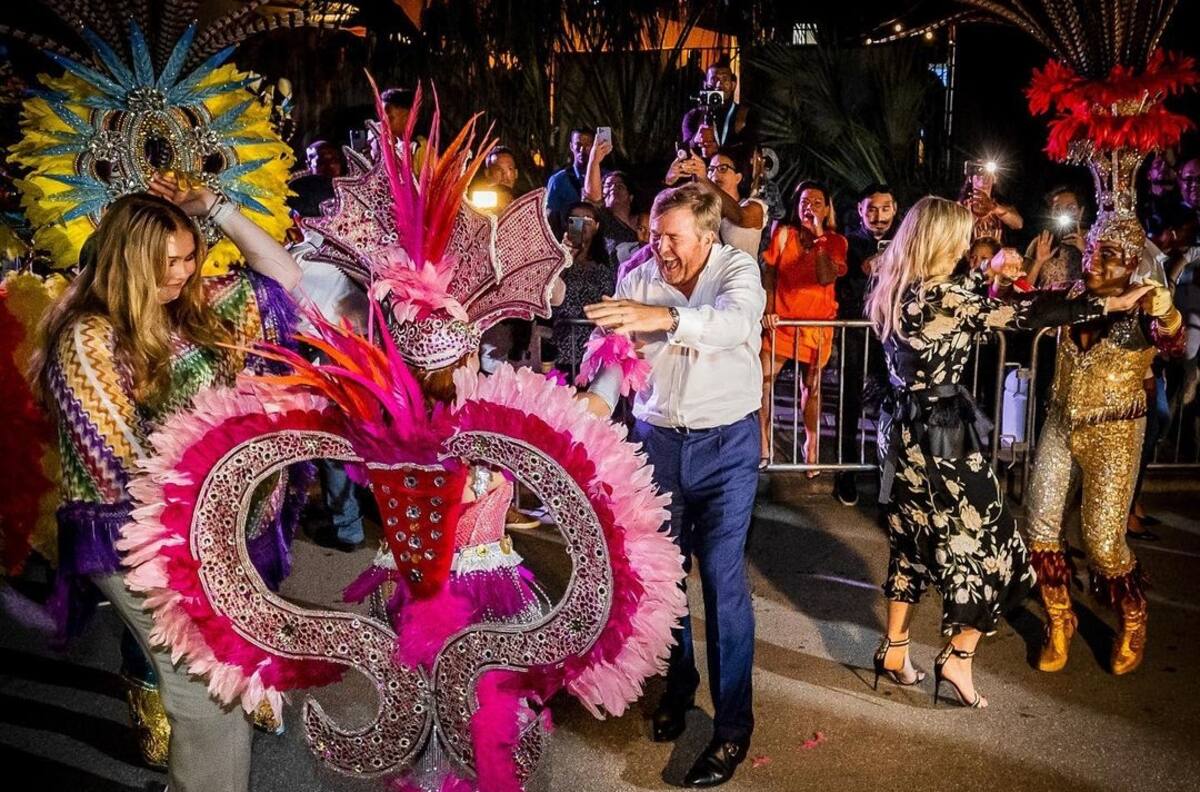 Reina Máxima de Holanda deja salir sus raíces latinas en un festival de Aruba