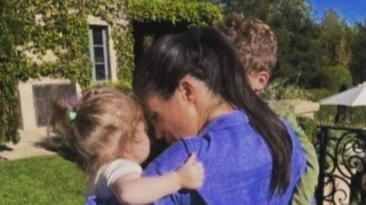 Lilibet y Archie, los hijos de Meghan y Harry, se entretienen preparando galletas