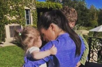 Lilibet y Archie, los hijos de Meghan y Harry, se entretienen preparando galletas