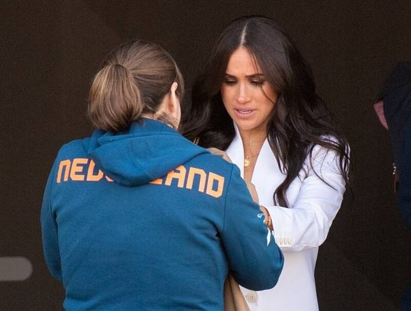 Meghan le entregó su costoso abrigo a una madre y su bebé. - Créditos: Daily Mail