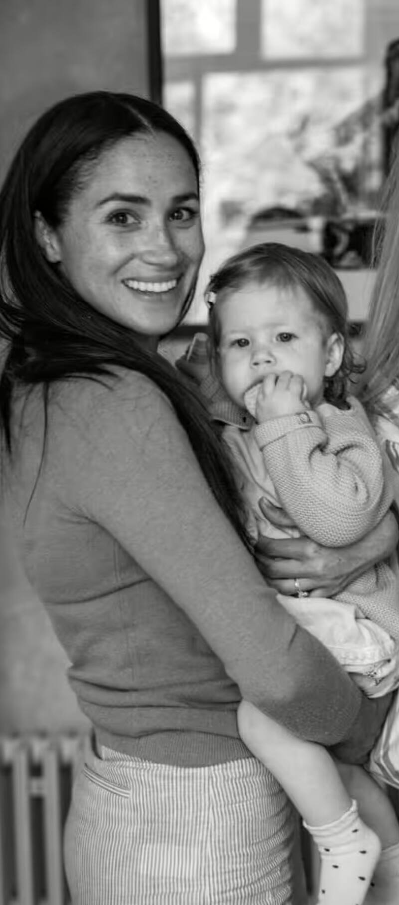 Meghan Markle sostiene a la princesa Lilibet en su primer cumpleaños.