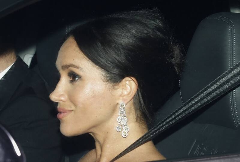 Meghan Markle y los controvertidos colgantes que usó en una gira real. - Créditos: Daily Mail