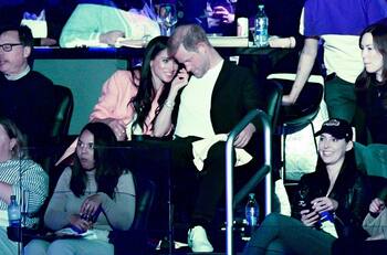 Meghan Markle y el príncipe Harry reaparecen sonrientes en un juego de la NBA