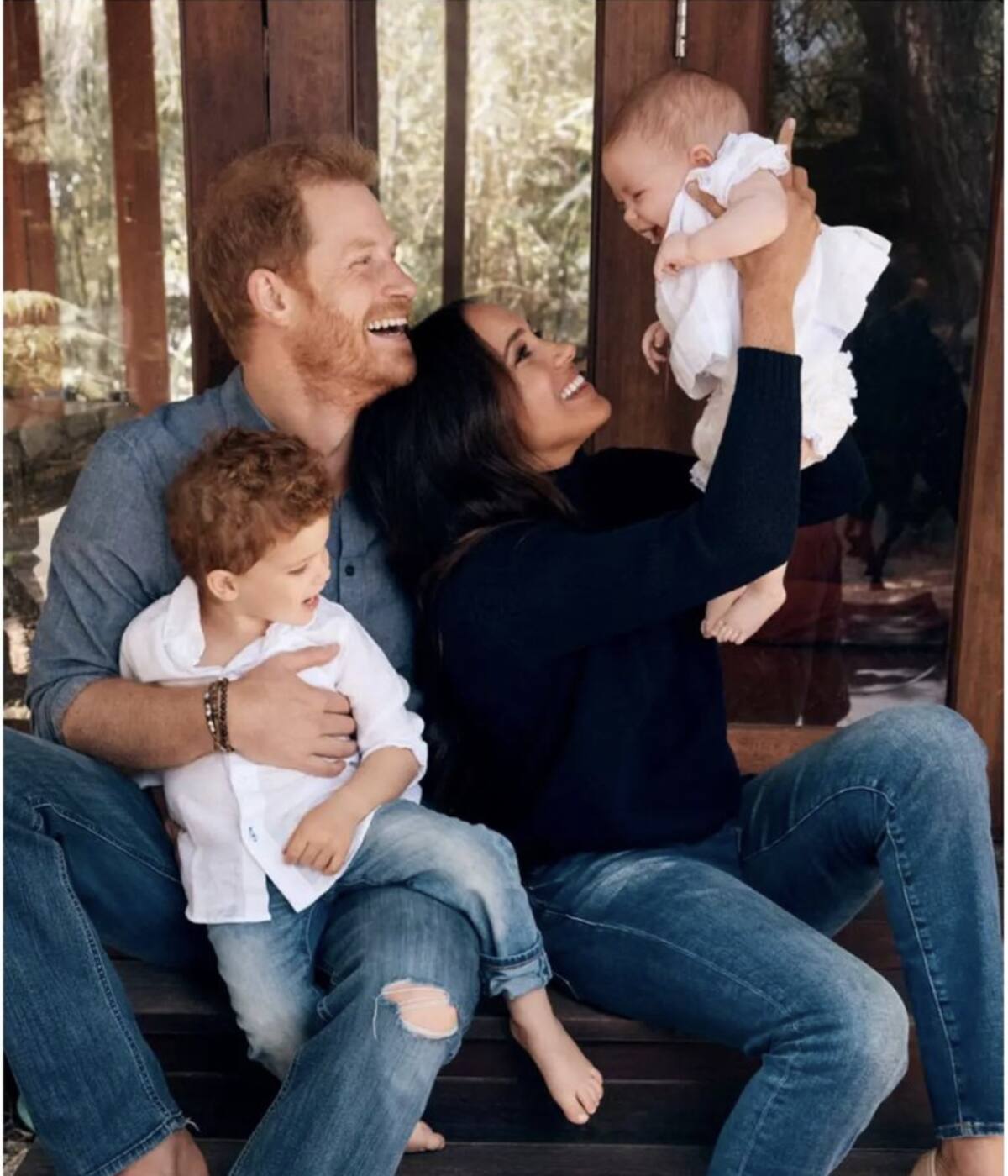 Meghan y Harry prestan a su hija Lilibet Diana en su postal navideña. - Créditos: Instagram: @alexilubomirski
