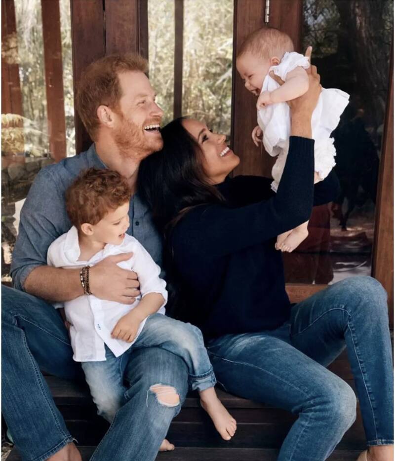 Meghan y Harry prestan a su hija Lilibet Diana en su postal navideña. - Créditos: Instagram: @alexilubomirski