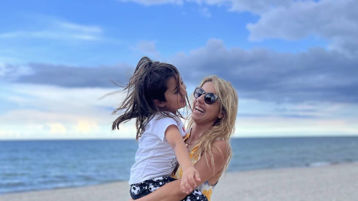 Internautas destrozan a Michelle Renaud por polémica práctica con su hijo: "No lo hagas"