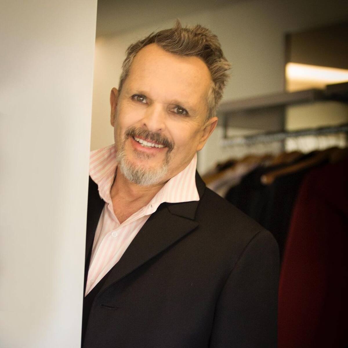 Miguel Bosé declaró que los problemas en su espalda los arrastra desde hace más de dos décadas - Créditos: Instagram