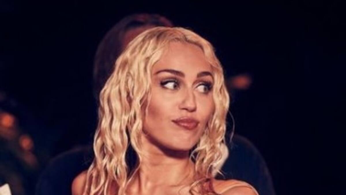 Miley Cyrus envía mensaje para agradecer a sus fans por lograr el top one con Flowers