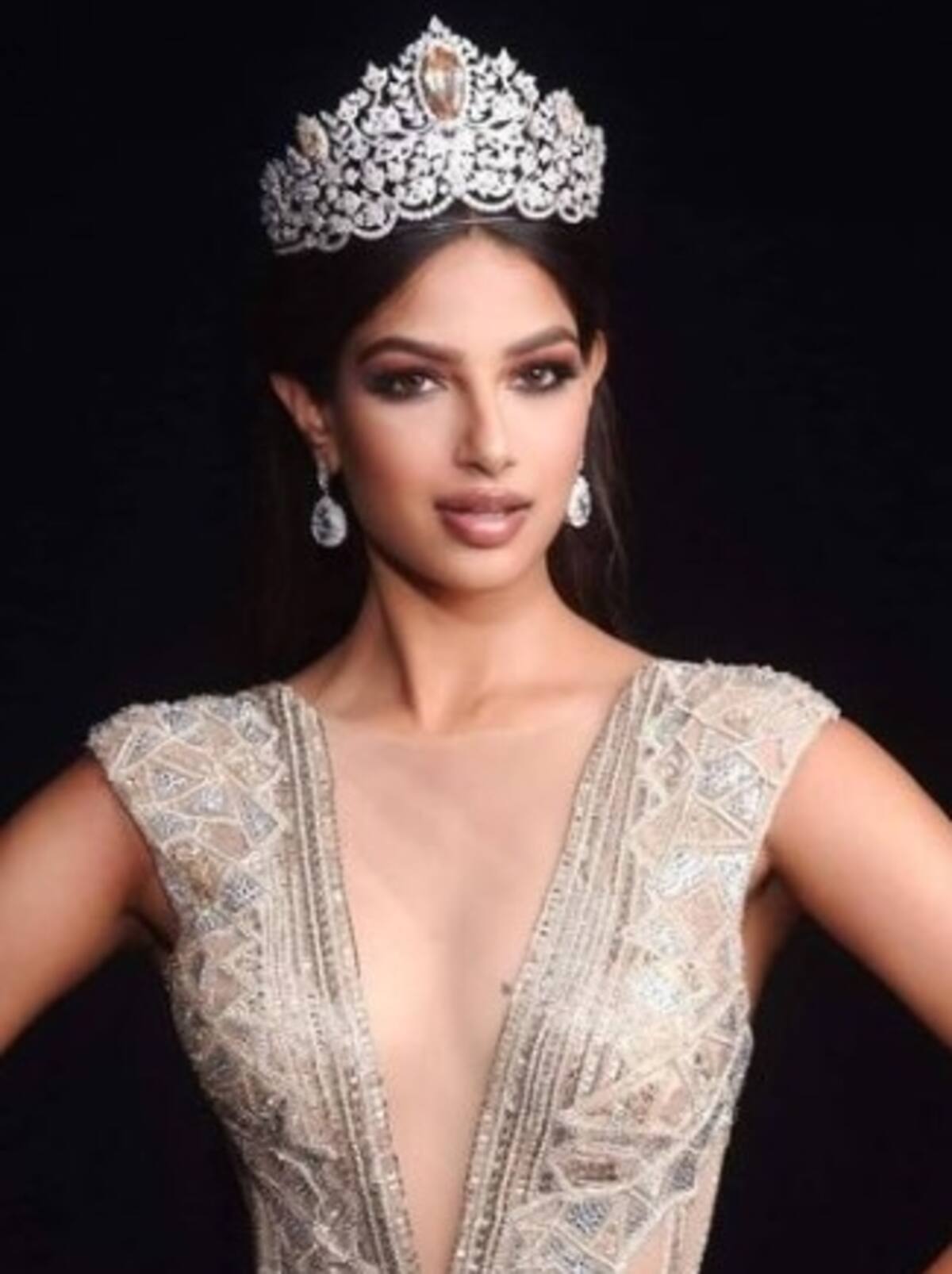 Miss Universo aparece en entrega de premios muy cuestionada por fans que advierten sobre su figura Una de las fotografías oficiales cuando salió Miss Universo - Créditos: Instagram