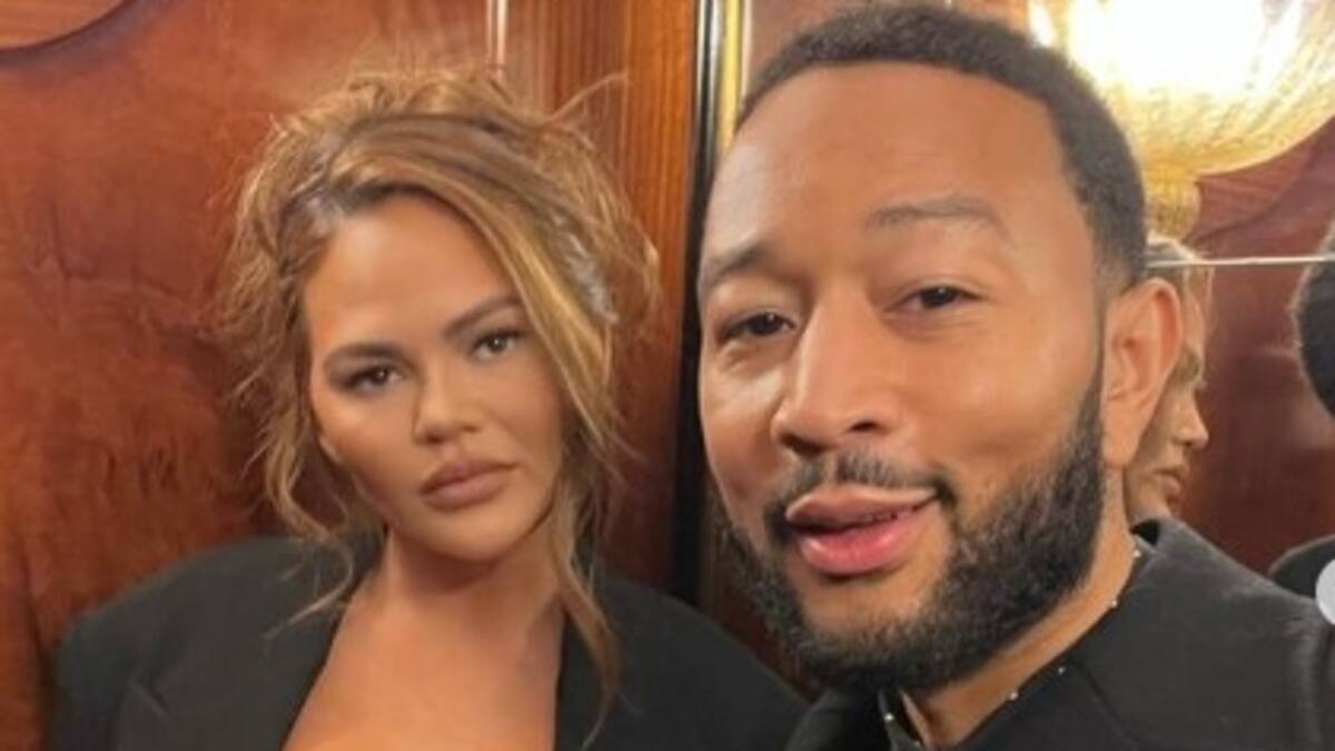 Modelo Chrissy Teigen se muestra sin ropa junto a la reciente hija que tuvo con John Legend
