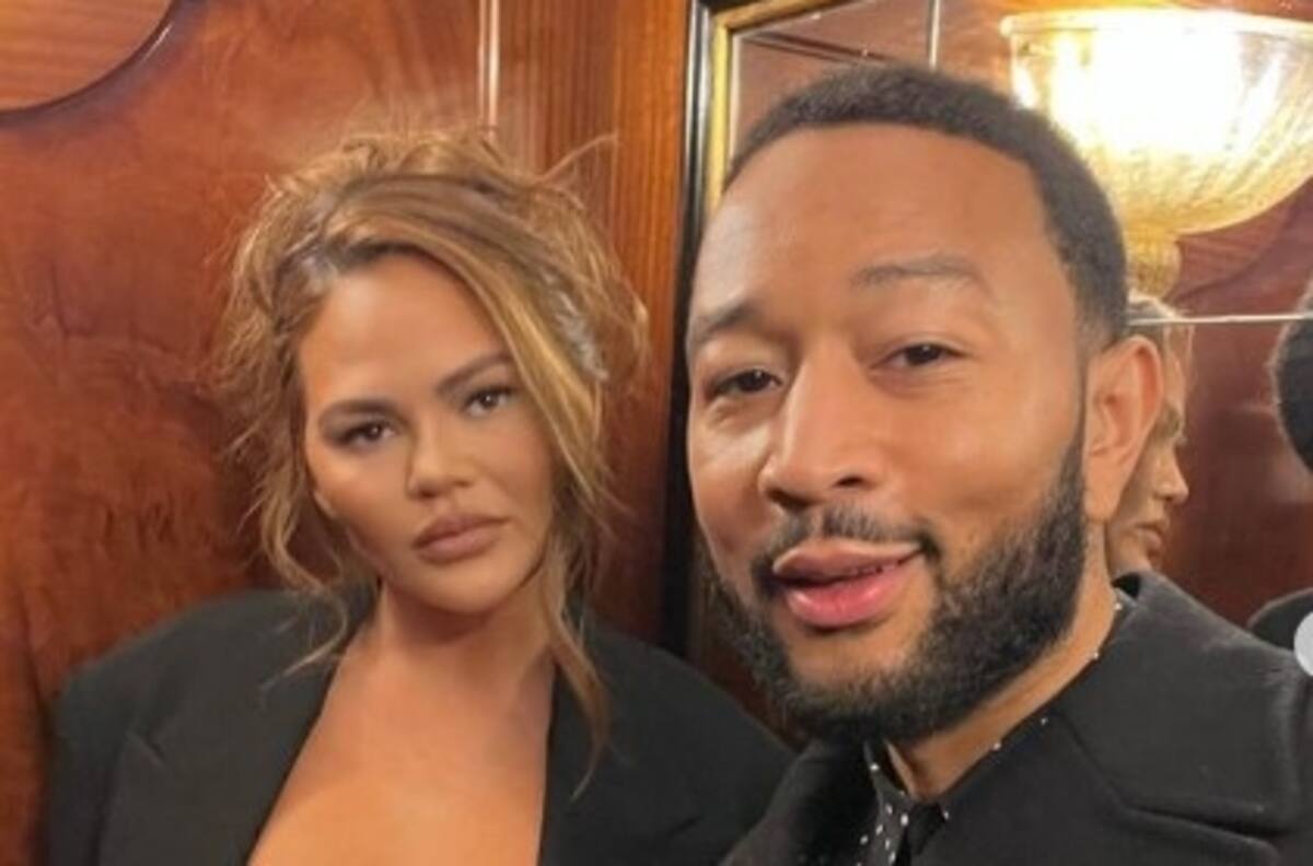 Modelo Chrissy Teigen se muestra sin ropa junto a la reciente hija que tuvo con John Legend