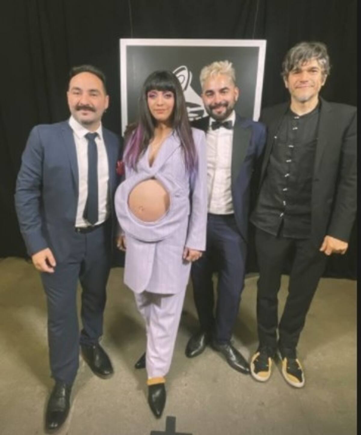 Mon Laferte explica por qué fue tan especial su Grammy al "Mejor Album Cantautor" Mon laferte y su equipo - Créditos: Instagram