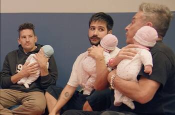 Ricardo Montaner aparece feliz cargando a sus nietos Índigo y Apolo