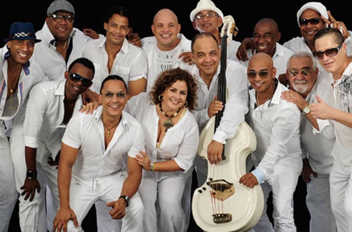 Muere integrante de ‘Los Van Van’ en pleno concierto