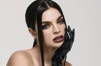 Nadia Ferreira posa como Merlina y empieza a probar looks para su boda con Marc Anthony