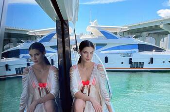 Nadia Ferreira y Marc Anthony a bordo de su lujoso yate reciben a estas celebridades latinas