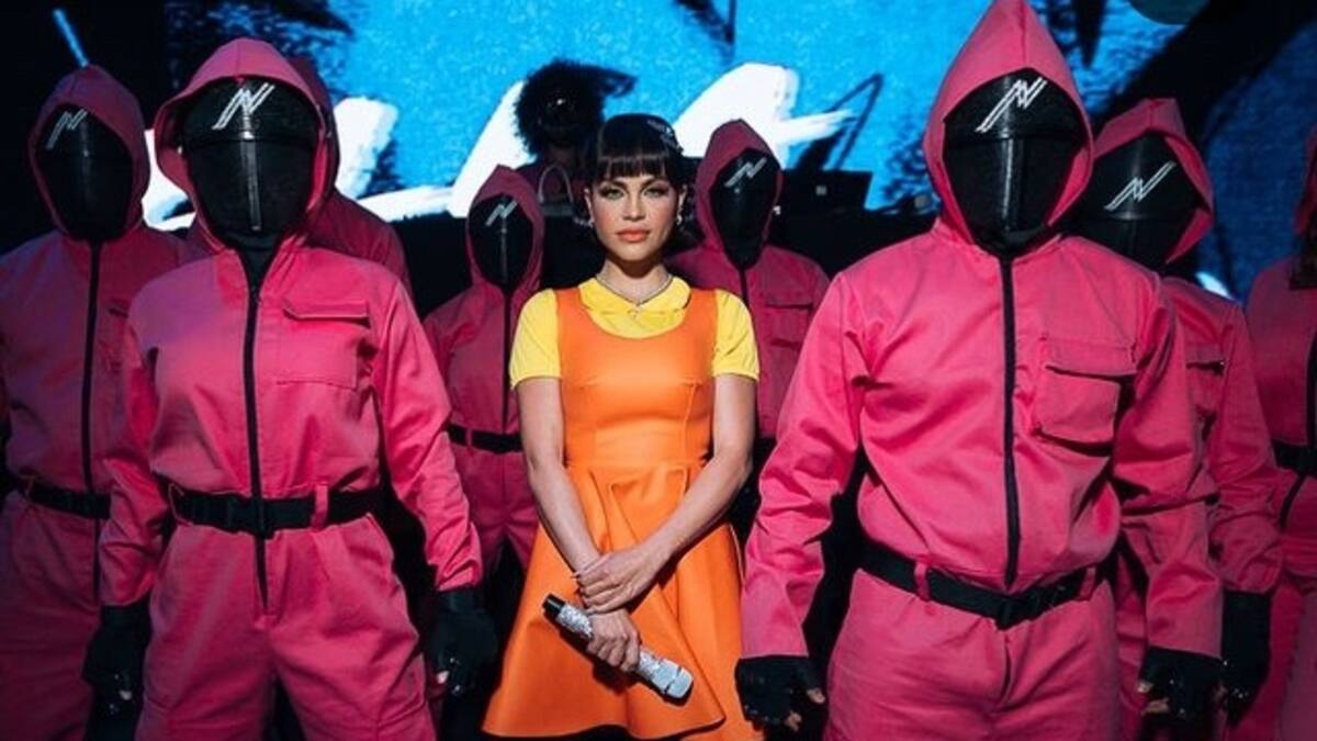 Natti Natasha sorprende en pleno show vestida como la muñeca de 'El Juego del Calamar'