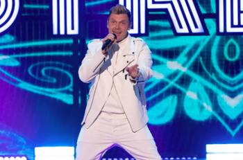 Nick Carter reaparece en evento navideño tras acusación de abuso