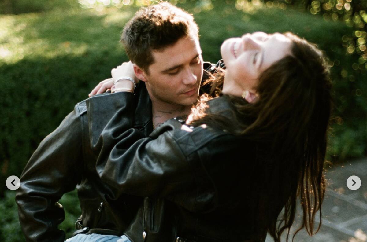 Nicola Peltz y Brooklyn Beckham posan desde la cama en su foto más íntima