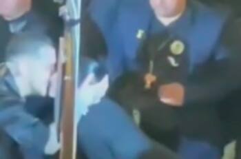 Nodal besa a Cazzu en pleno palenque pero se le van los ojos a escote de una fan