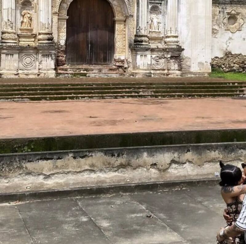 Nodal y Cazzu se prometen amor frente a una iglesia - Créditos: Instagram