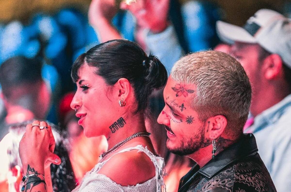 El romántico paseo de Cazzu y Christian Nodal en la playa tras beso frente a iglesia