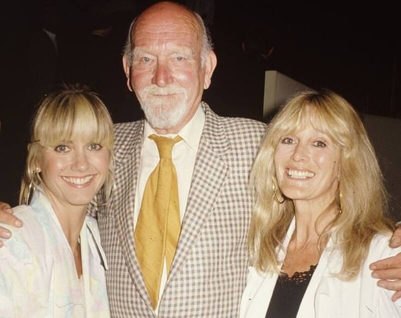 Olivia Newton-John con su padre Brin y su hermana. - Créditos: Daily Mail