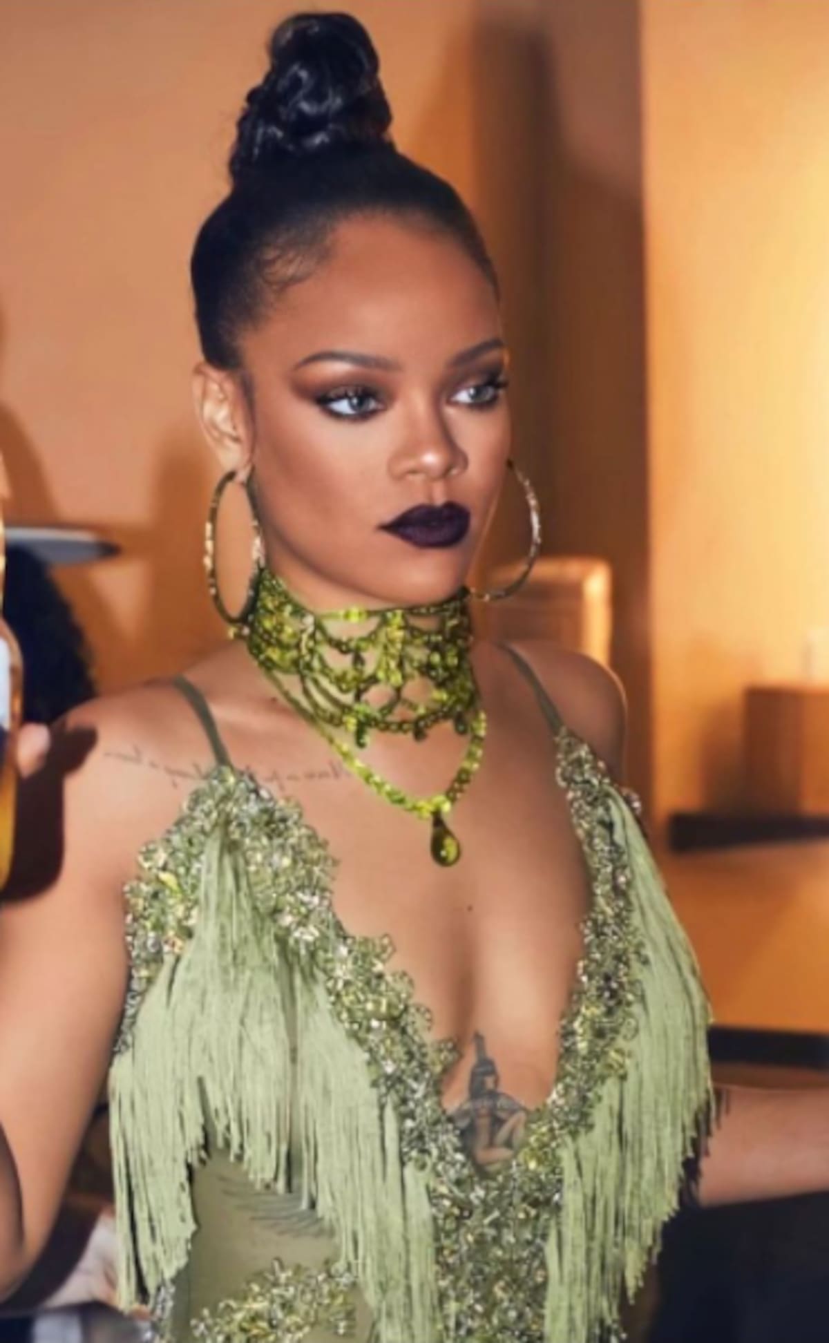 Outfit de Rihanna en desfile - Créditos:
