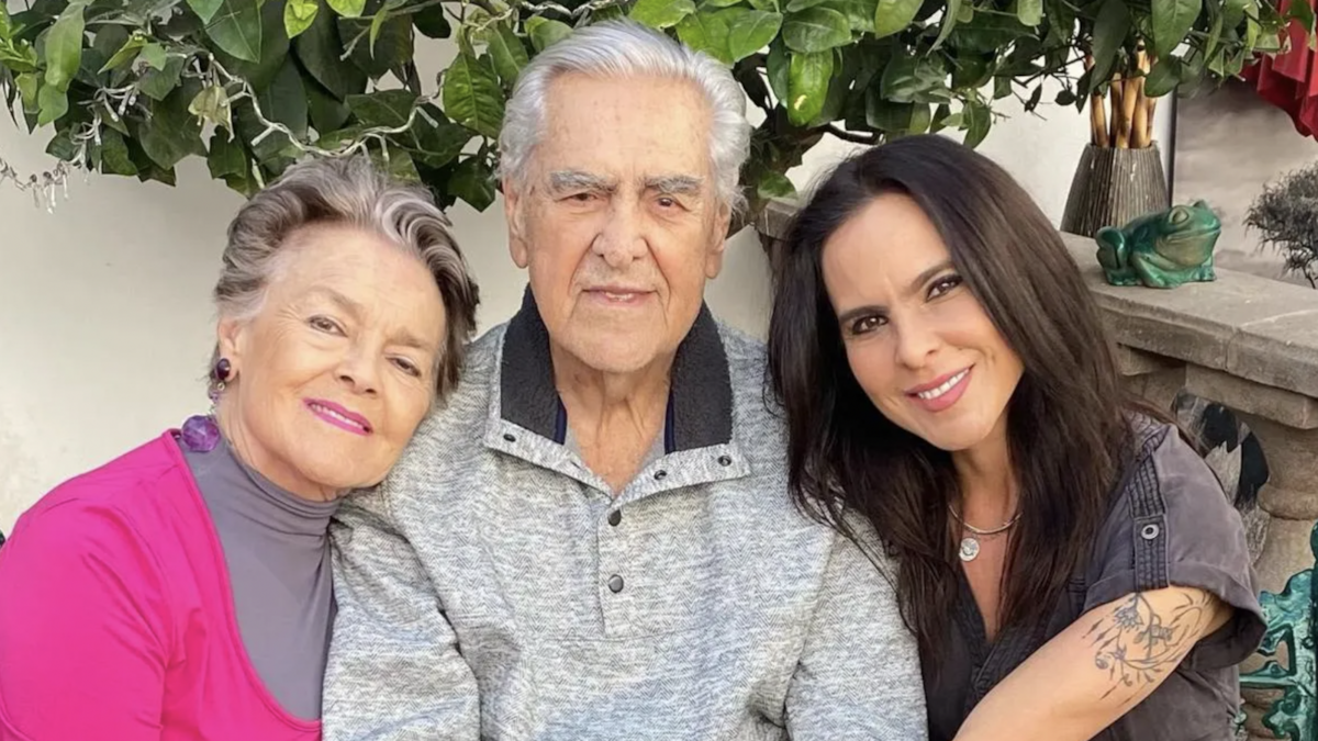 Papá de Kate del Castillo entrega anillo de compromiso a su esposa tras 53 años juntos