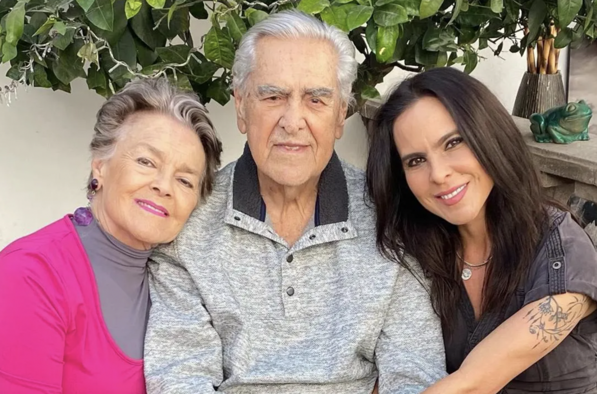 Papá de Kate del Castillo entrega anillo de compromiso a su esposa tras 53 años juntos