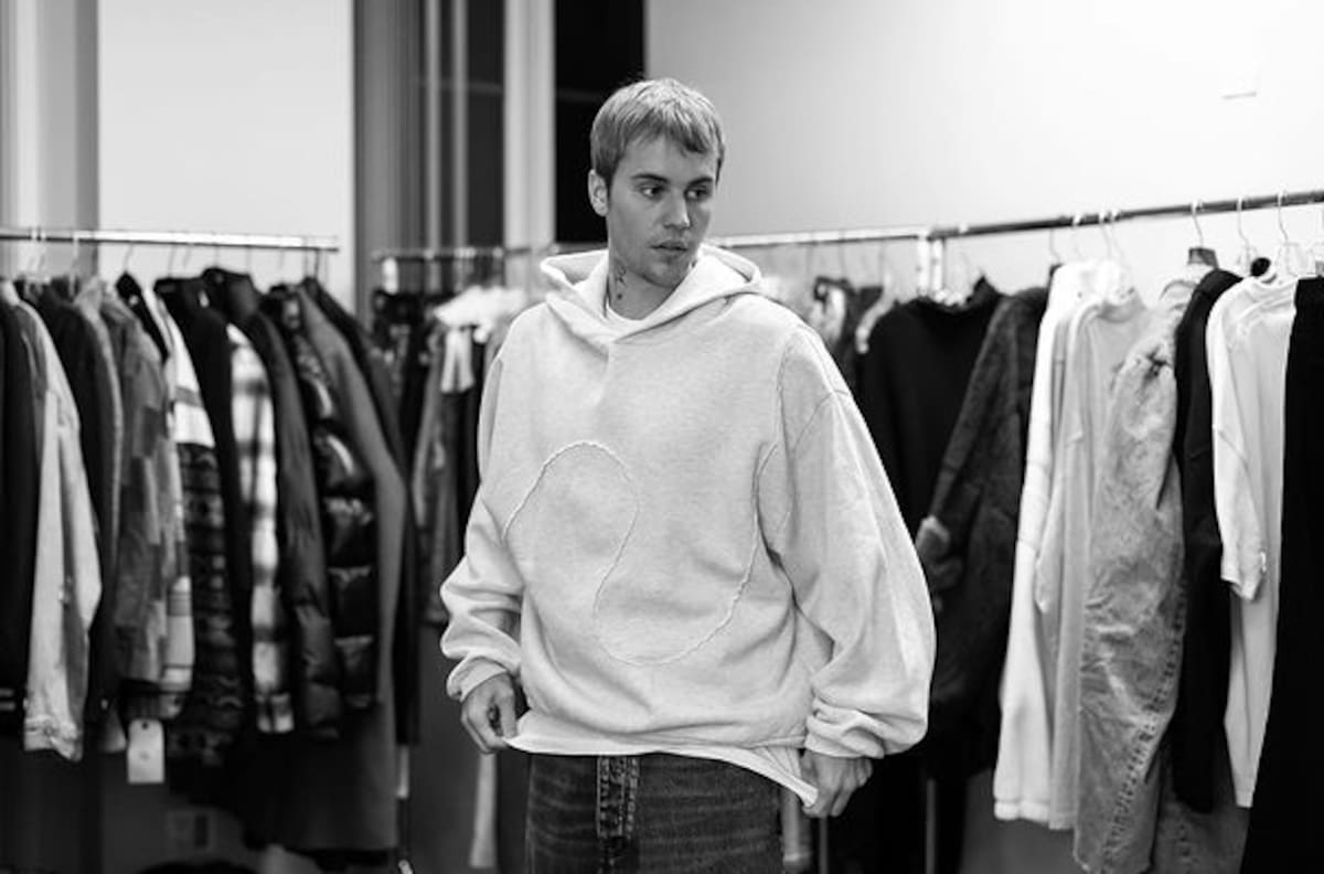 Fan acampan afuera de la Arena Monterrey para conseguir boletos del concierto de Justin Bieber