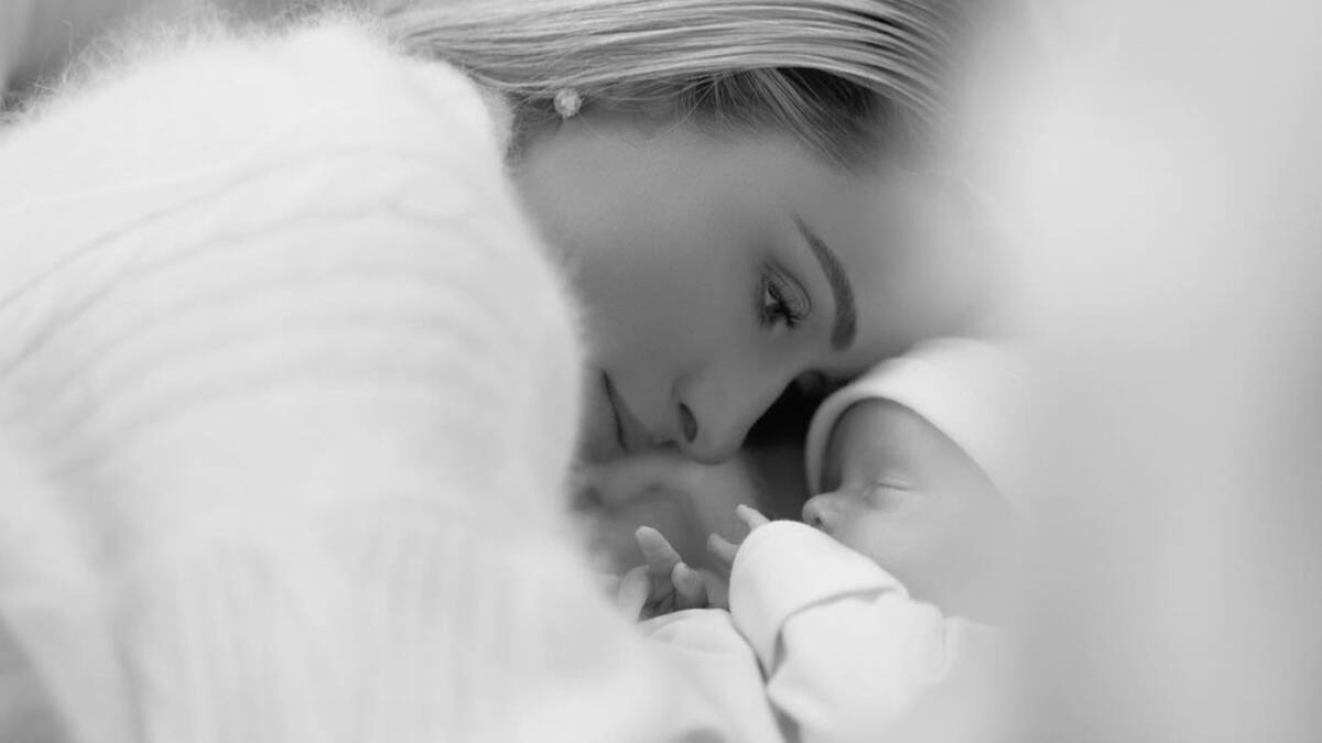 Paris Hilton conmueve a sus fans al aparecer en su papel más importante: el de mamá