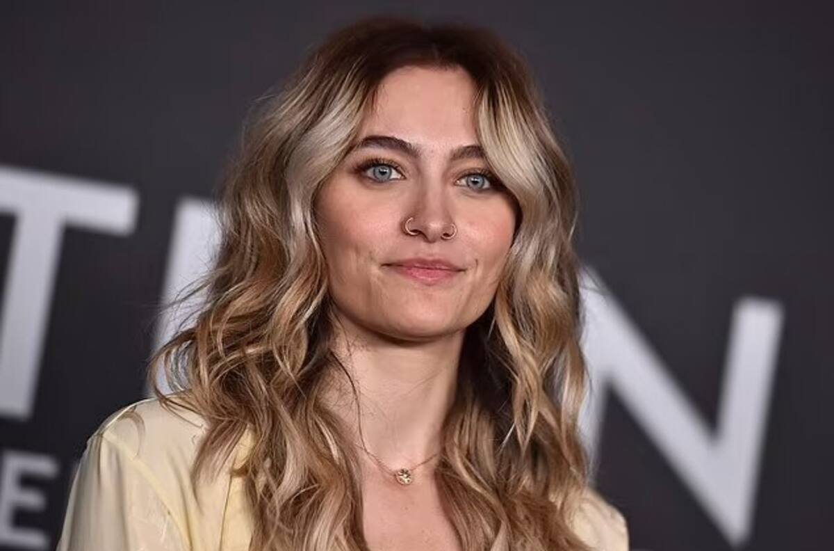 Paris Jackson presume su tatuaje en el pecho durante glamoroso desfile de moda