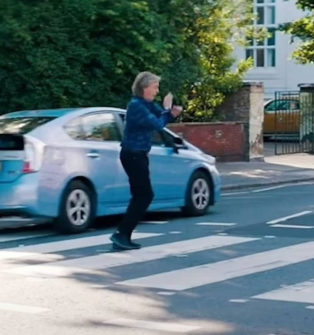 Paul McCartney escapa apenas de ser trágicamente arrollado por automóvil en plena sesión fotográfica En Abbey Road, McCartney debió apurar el paso - Créditos: Instagram