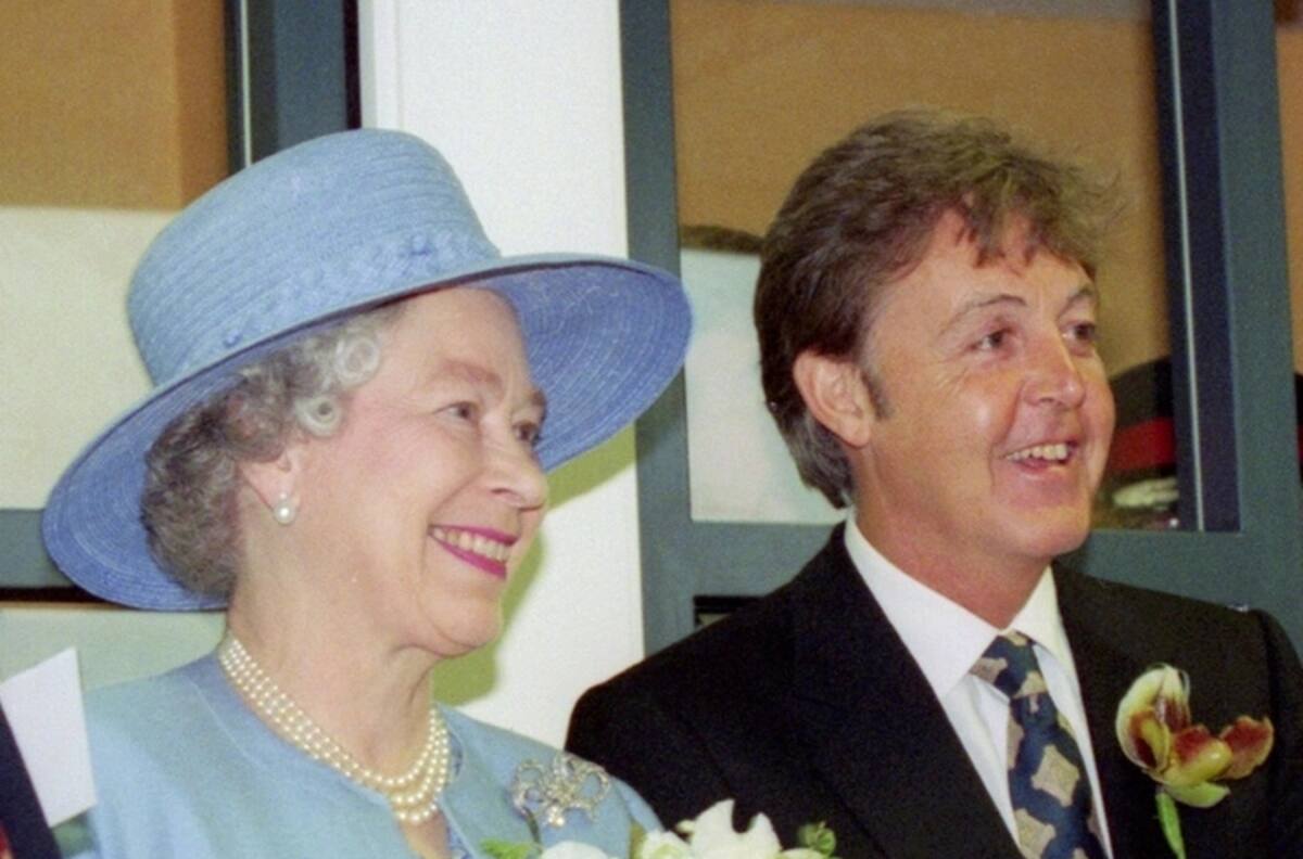 El anecdotario de la reina Isbael II y sus notables encuentros con un ex Beatle