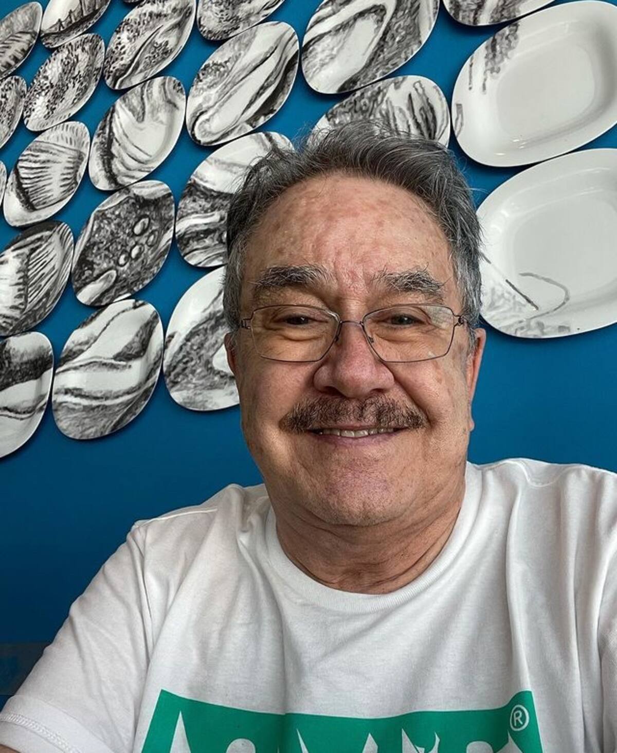 Pedro Sola llama "abuelitas" a Salma Hayek y Angelina Jolie; en redes lo destrozan - Créditos: Instagram: @tiopedritosola