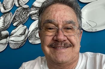 Pedro Sola llama "abuelitas" a Salma Hayek y Angelina Jolie; en redes lo destrozan