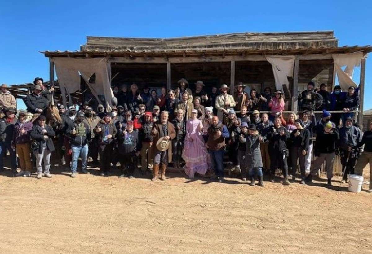 Película de Baldwin sufre otro accidente y entra a categoría de "maldita" Staff de Rust - Créditos: Instagram