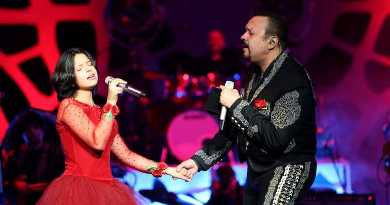 Pepe Aguilar le hace los coros a su hija Ángela - Créditos: Instagram
