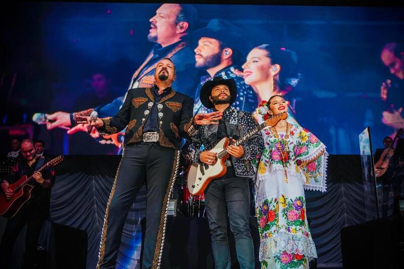Pepe Aguilar y sus dos hijos durante una actuación - Créditos: Facebook