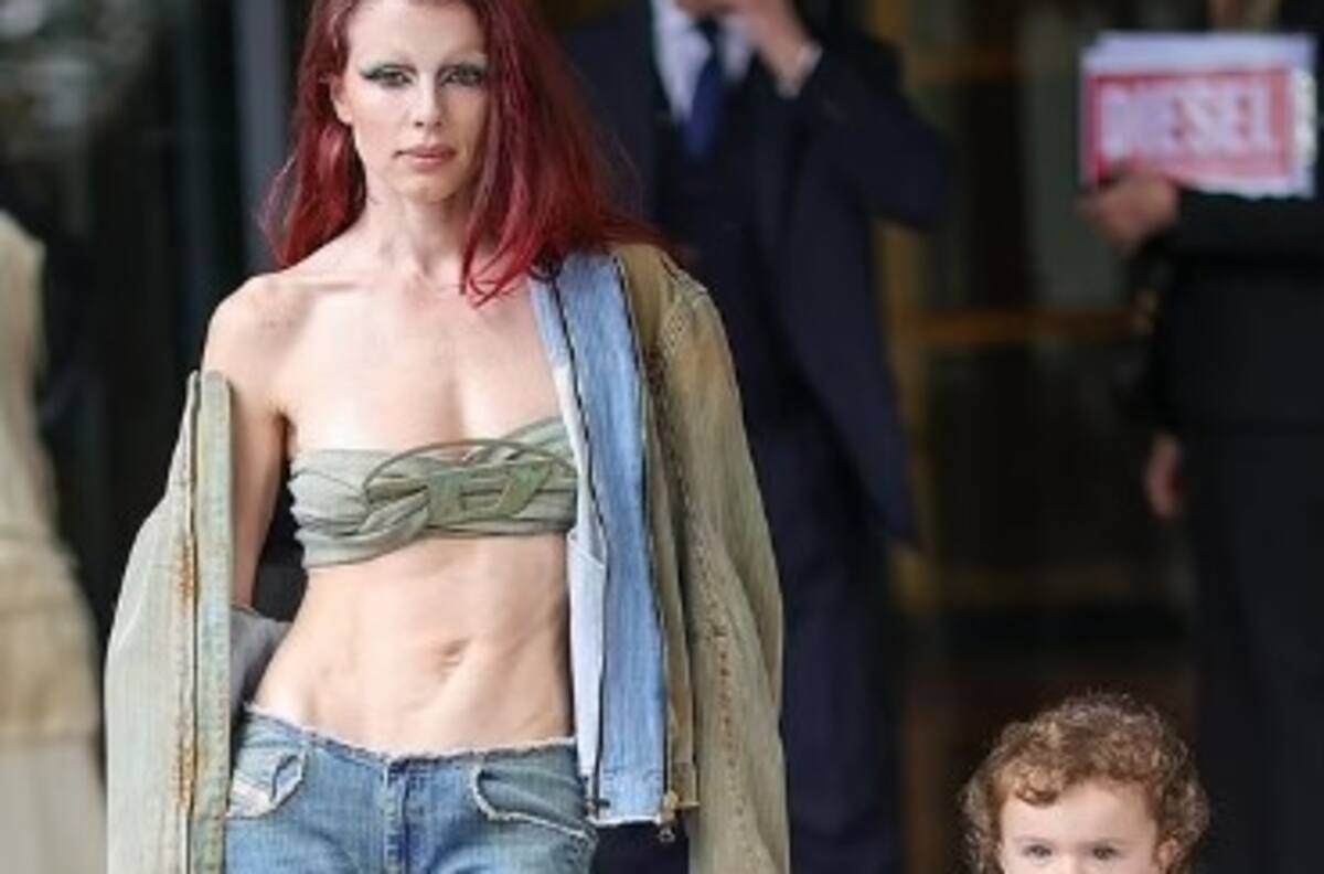 Pequeño hijo de Julia Fox acapara todas las miradas en los brazos de su exótica madre