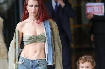 Pequeño hijo de Julia Fox acapara todas las miradas en los brazos de su exótica madre