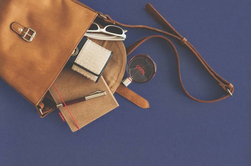 Los puntos calientes son particularmente efectivos debido a que la piel es más delgada en estas áreas, lo que permite que la fragancia se adhiera mejor y se intensifique con el calor corporal.