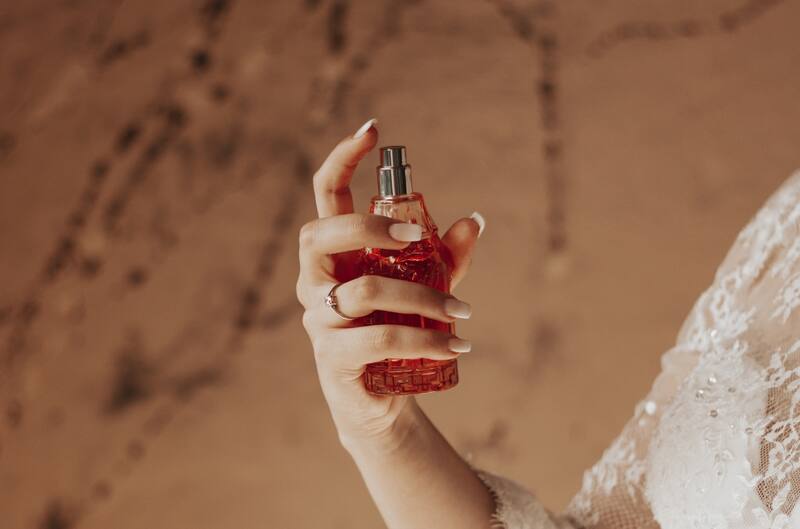 Los puntos calientes son particularmente efectivos debido a que la piel es más delgada en estas áreas, lo que permite que la fragancia se adhiera mejor y se intensifique con el calor corporal.