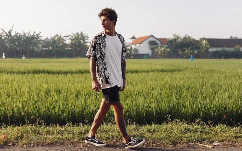 Soñar con ser perseguido por alguien desconocido puede reflejar la ansiedad o el miedo que sentimos en la vida diaria.