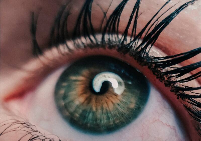 El aceite de almendra, no sólo aumenta el volúmen de tus pestañas, sino que además las nutren y protegen.