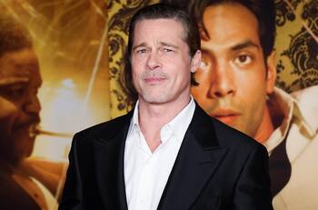 Brad Pitt cumplió 59 años junto a su nueva novia a quien duplica en edad