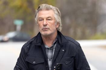 Por qué Alec Baldwin quedó libre de todos los cargos por la muerte de Halyna Hutchins