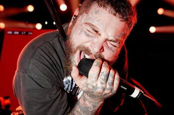 Post Malone sufre impresionante caída sobre el escenario